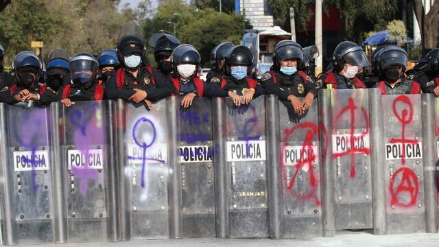 Policías en marcha feminista