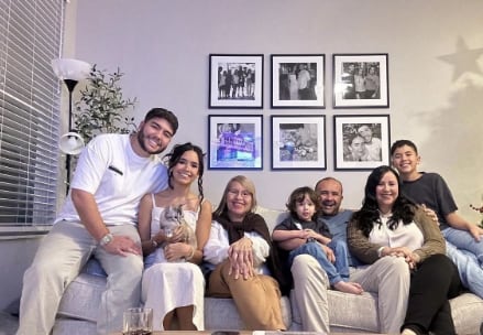 Skarlet Rodríguez y José Castro junto a su familia