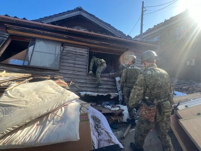 Terremoto de magnitud 7.5 deja al menos 55 muertos