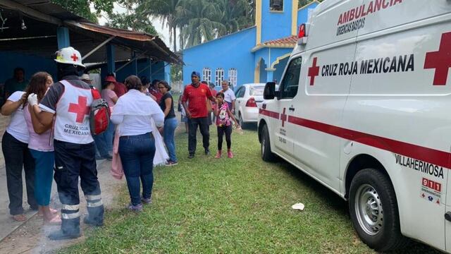 Paramédicos de la Cruz Roja atendieron y trasladaron a los lesionados.