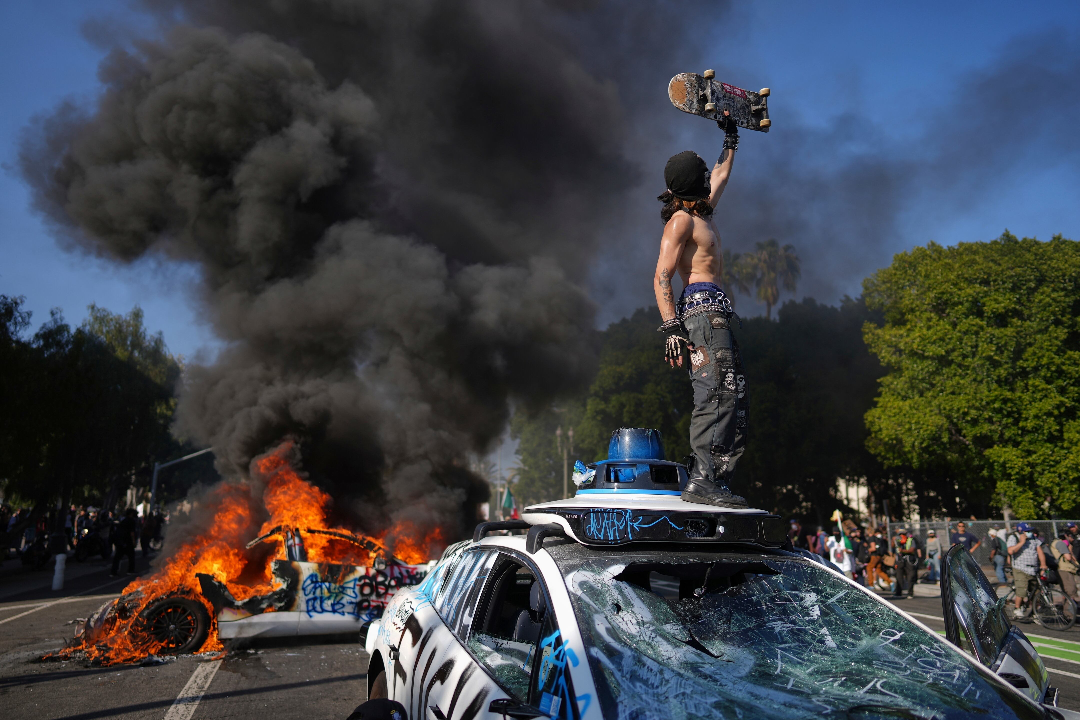 Protestas en Los Ángeles de migrantes mexicanos este domingo 8 de junio: Manifestantes incendian coches.