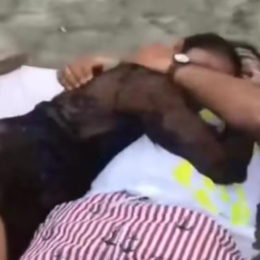 Descubre que su esposo le es infiel; lo encontró recostado en la playa con su amante (VIDEO)