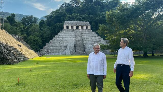 El Presidente Andrés Manuel López Obrador y John Kerry, enviado especial del gobierno de Estados Unidos, caminaron por la zona arqueológica de Palenque.