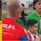Jugadores de Club Chivas defienden a niño que invadió la cancha