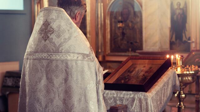 Sacerdote misa iglesia