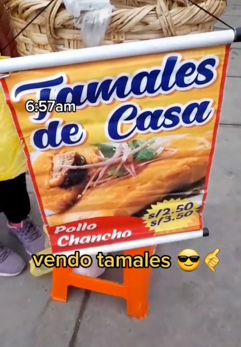 Universitaria ayuda a su madre a vender tamales