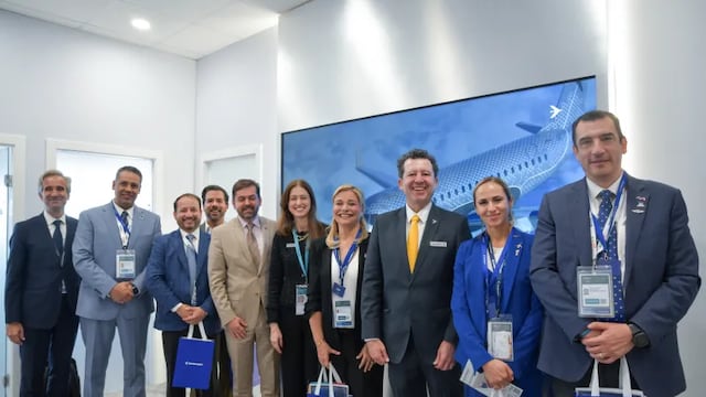 Maru Campos fortalece alianza con Embraer para impulsar el sector aeroespacial en Chihuahua.