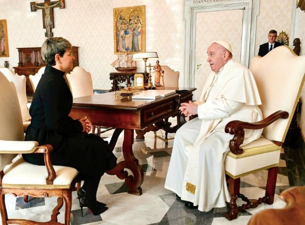 Verónica Alcocer con el Papa Francisco