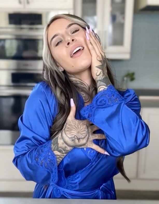 Rebekka Blue, influencer que vende saliva