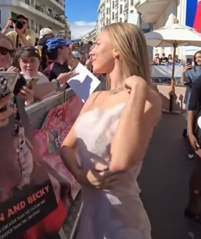 Ester Expósito fue ignorada por fans y el incómodo momento se hace viral