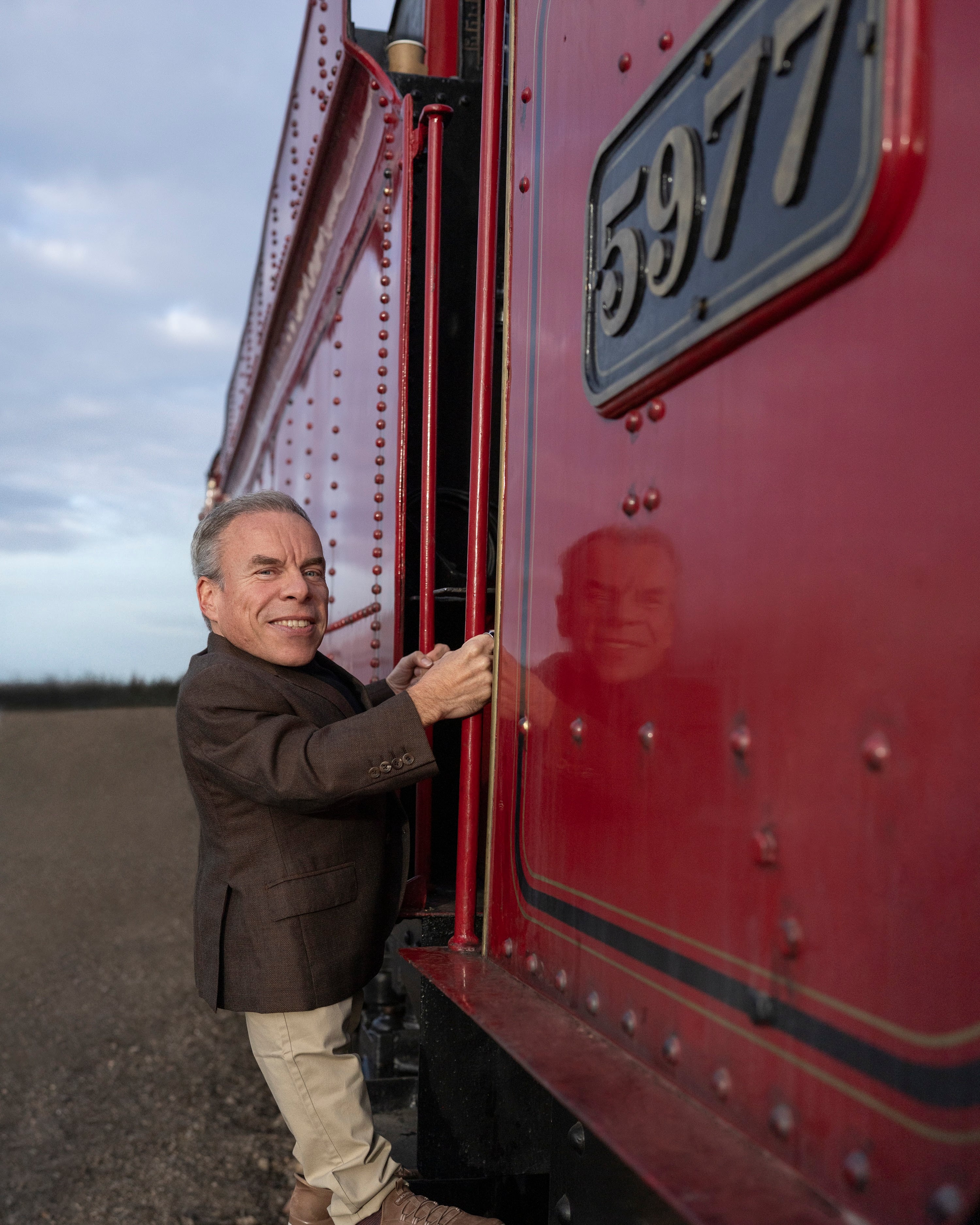 Warwick Davis regresa como el Profesor Filius Flitwick.