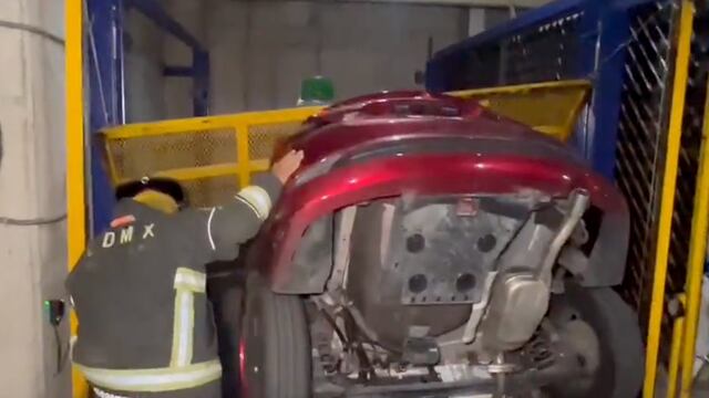 En la colonia Guerrero se cayó un automóvil dentro del estacionamiento de un edificio