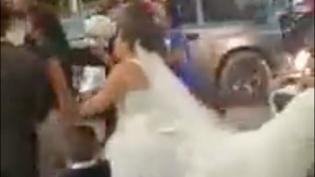 Policías se llevan al novio