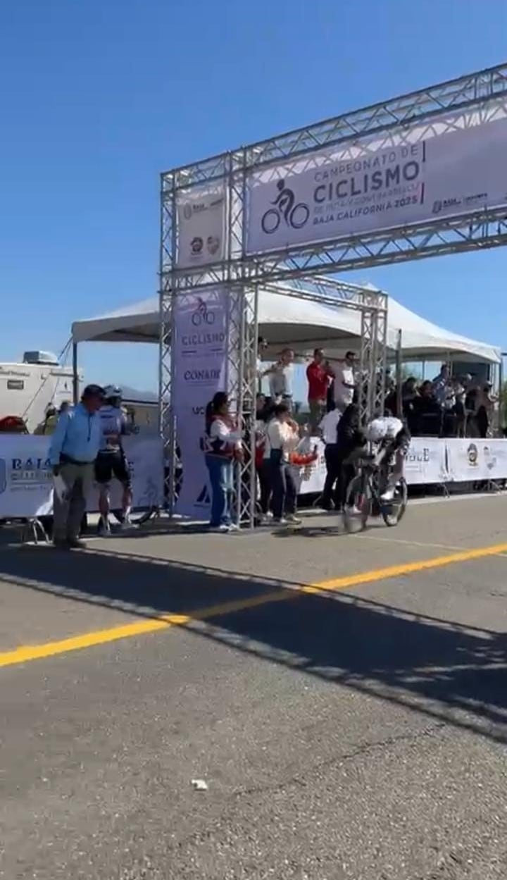 Isaac del Toro cruzando la meta en Ensenada en la prueba contrarreloj individual