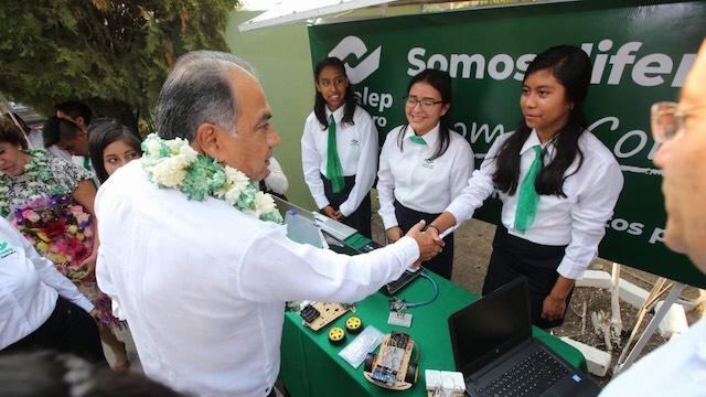 El mandatario entregó equipos de cómputo en la capital del estado.