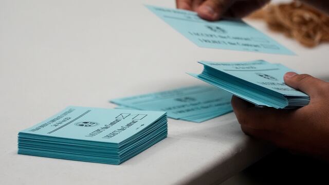 Boeing Defense en huelga. Un voluntario cuenta los votos sobre un nuevo contrato para los empleados de Boeing, en una sede sindical en Seattle