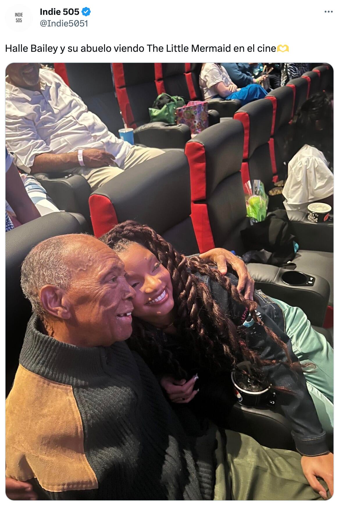 Halle Bailey ve La Sirenita con su abuelo