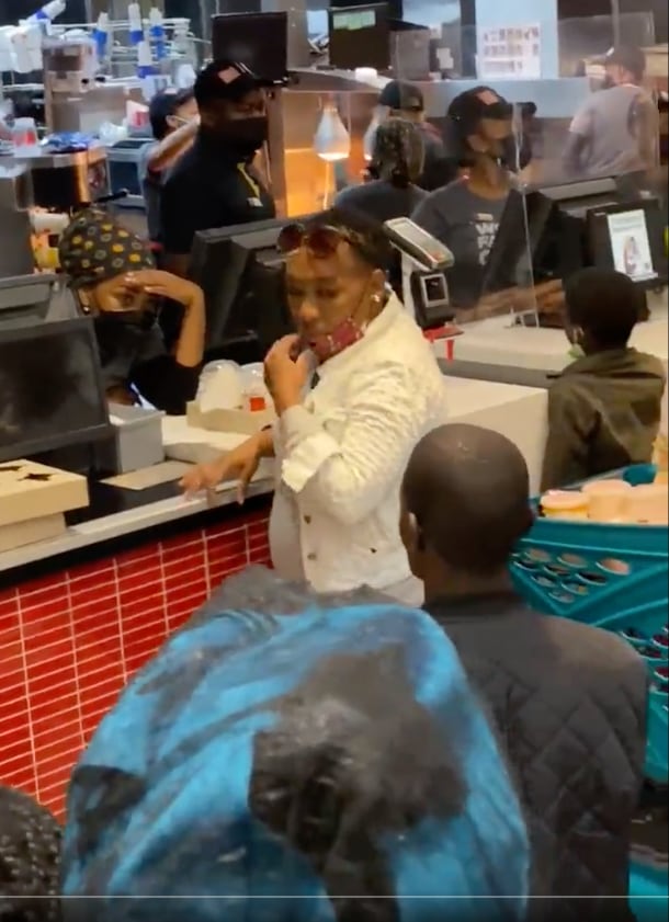 Pide matrimonio en fila de McDonalds