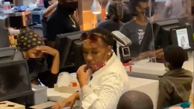 Pide matrimonio en fila de McDonalds