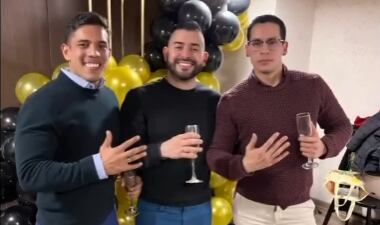 Trío poliamoroso se compromete
