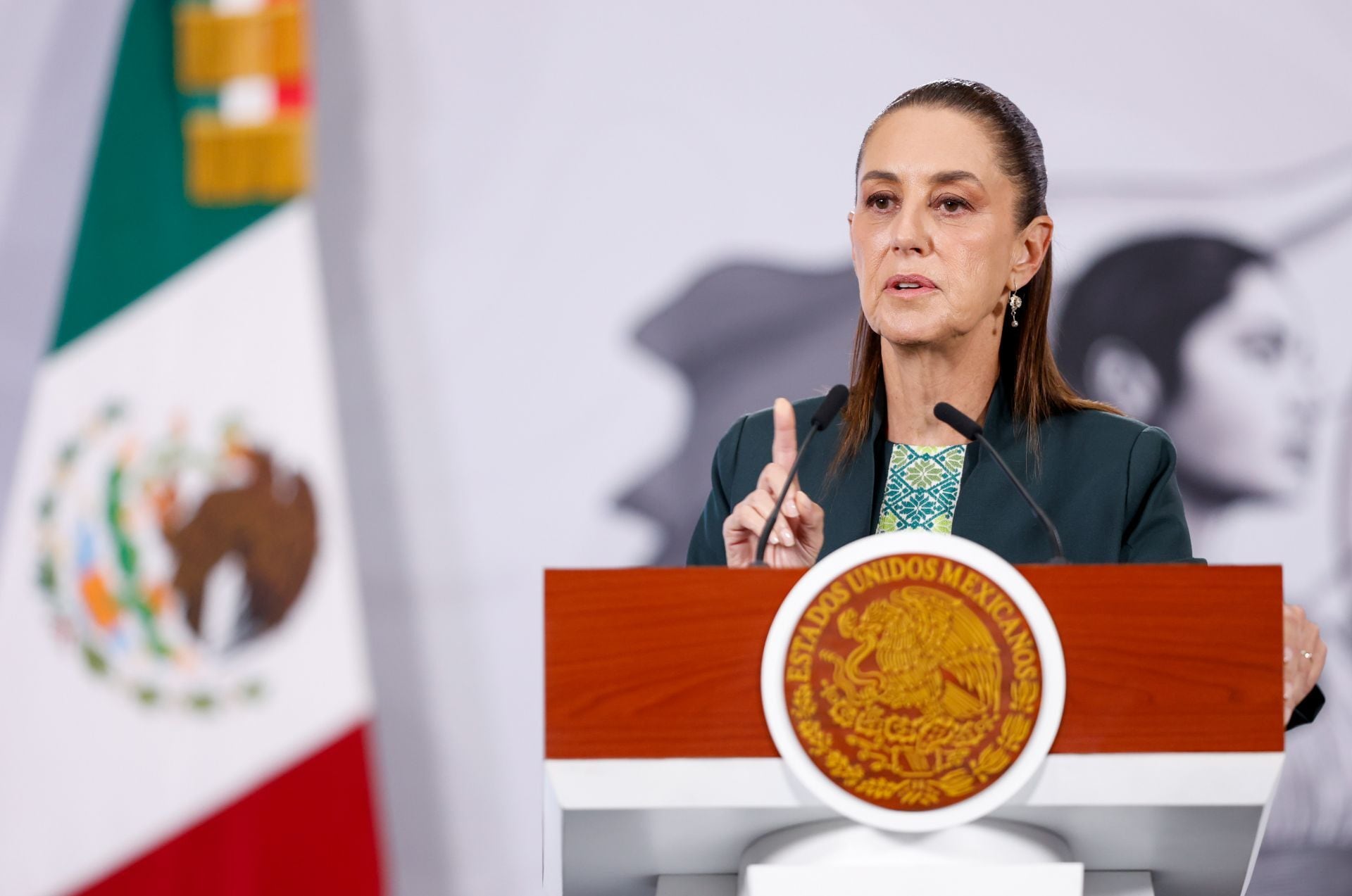 Sheinbaum agradece a costureras tras recibir elogios por su estilo elegante