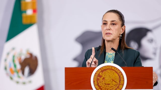 Sheinbaum agradece a costureras tras recibir elogios por su estilo elegante