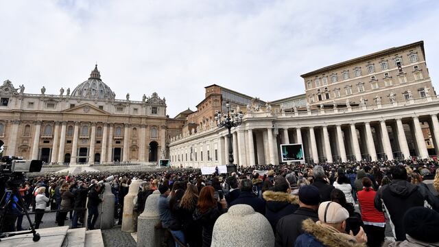 Miles de personas se congregan en la Plaza de San Pedro, en la Ciudad del Vaticano.