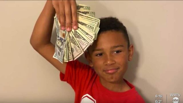 Niño encuentra dinero en coche