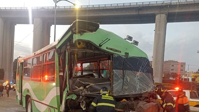 Camión choca contra pipa de agua en Calzada Ermita Zaragoza