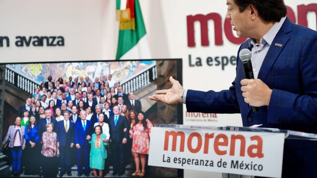 Mario Delgado dirigente de Morena muestra la imagen en la que los senadores de Morena se reunieron con el Presidente de México, Andrés Manuel López Obrador.