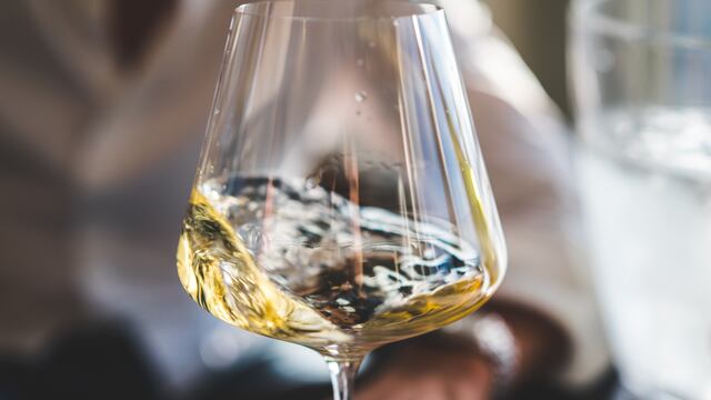 Copa con vino blanco