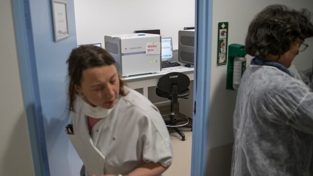 Doctores analizan muestras de coronavirus en Francia