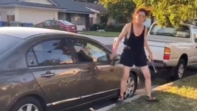 Mujer golpeando el auto
