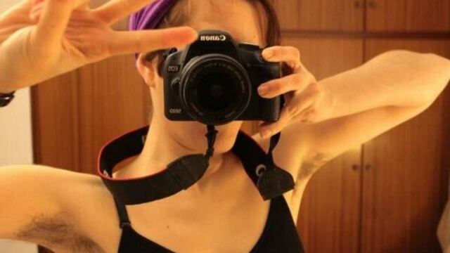 Mujer con axilas sin rasurar