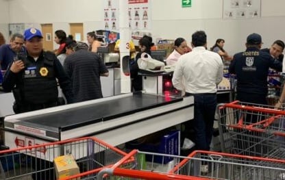 Sandra Cuevas sale de compras con guaruras
