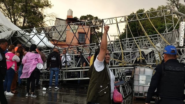 Cae escenario en la explanada de la alcaldía Gustavo A. Madero