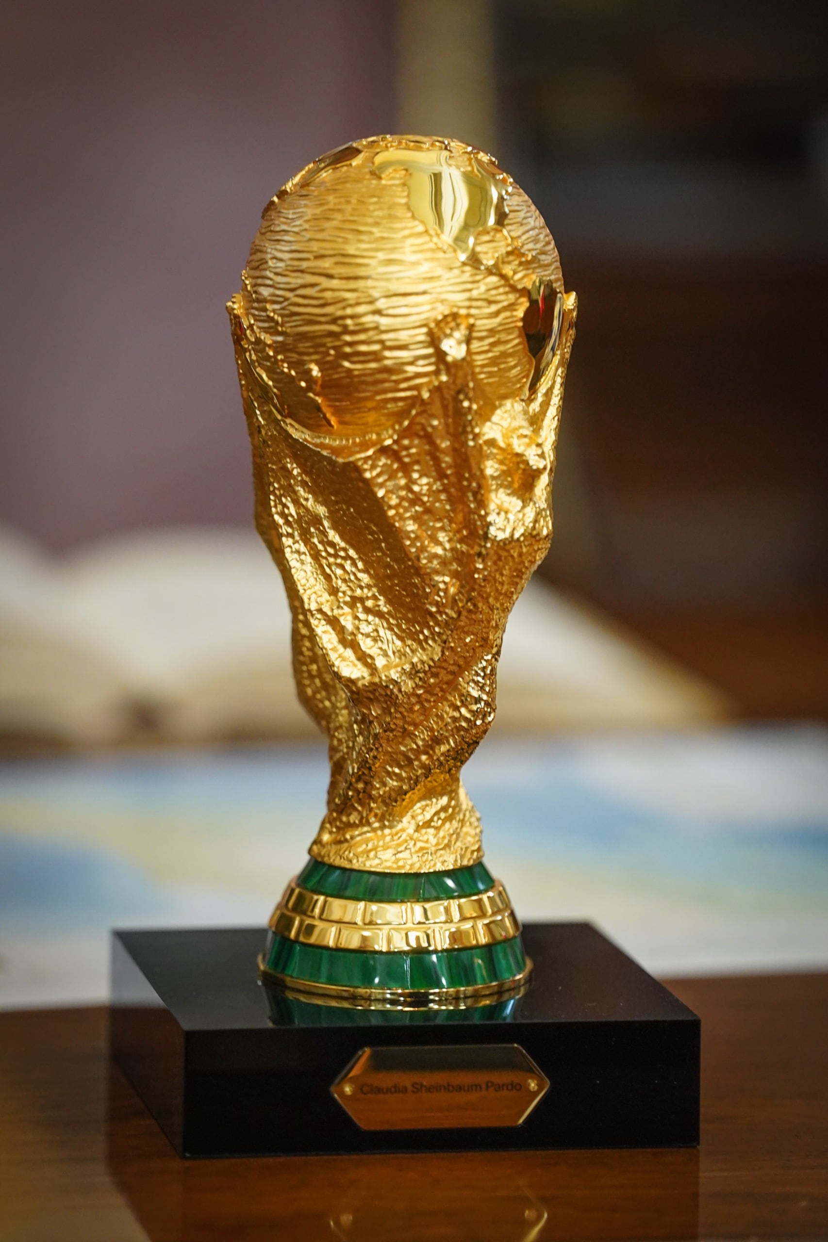Trofeo de la Copa Mundial de Fútbol personalizado para Claudia Sheinbaum