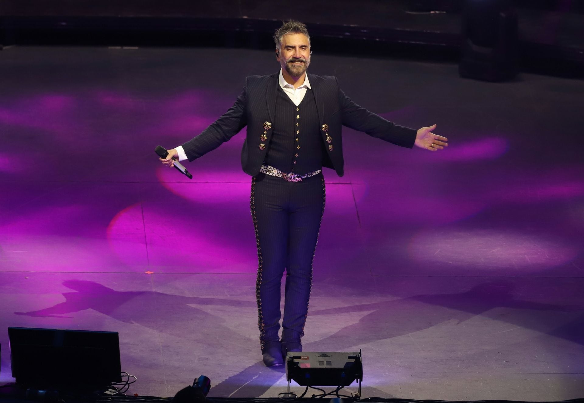 El cantante Alejandro Fernández en medio del escenario.
