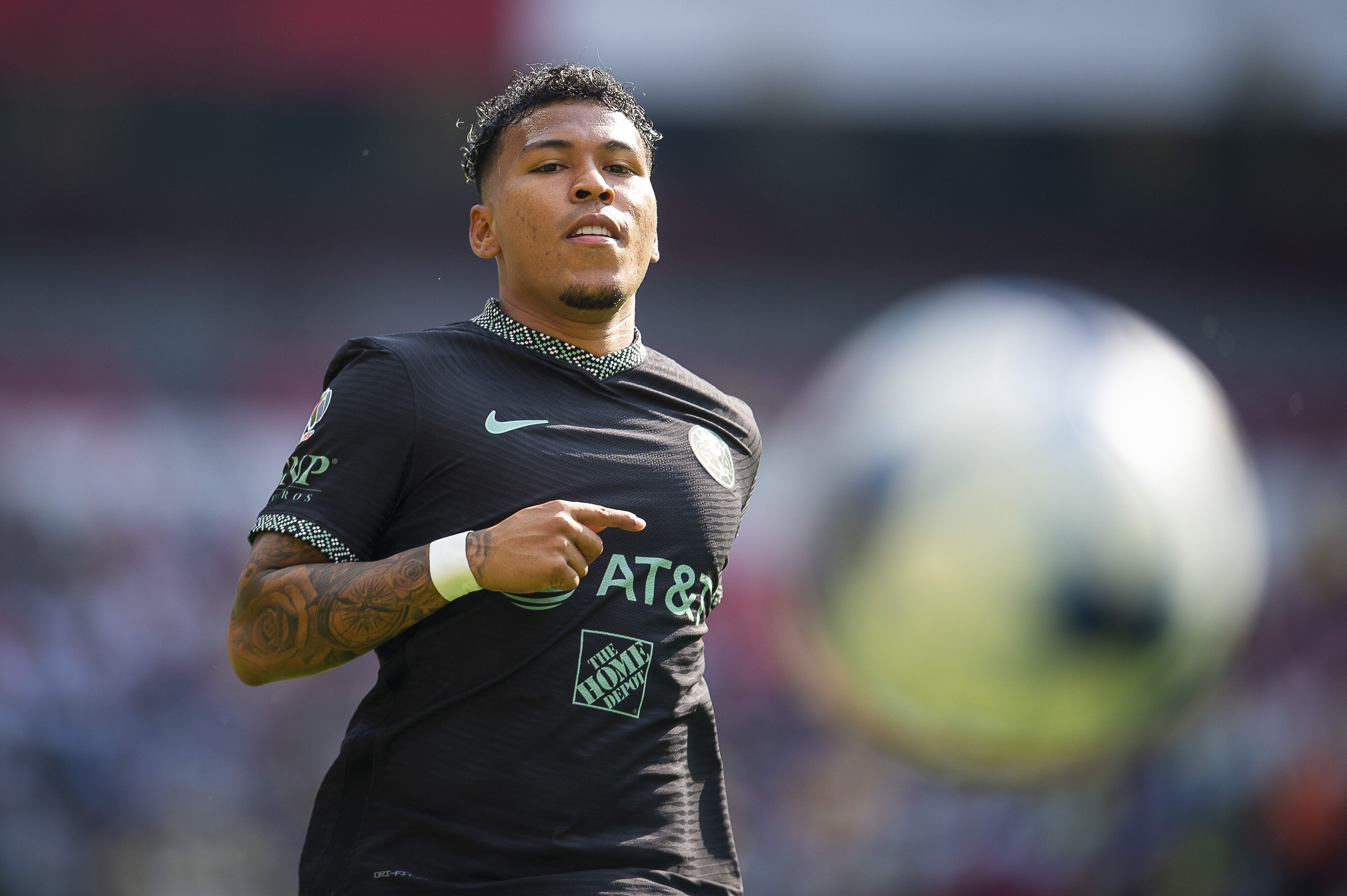 Roger Martínez en partido con el Club América