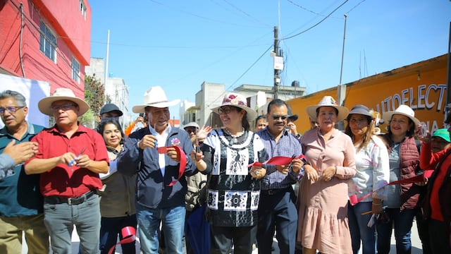 Azucena Cisneros impulsa la pavimentación de 75 calles en la Zona Norte de Ecatepec.