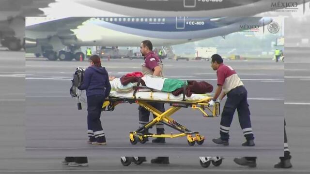 FOTO: Trasladan a herido en Egipto envuelto en bandera de México