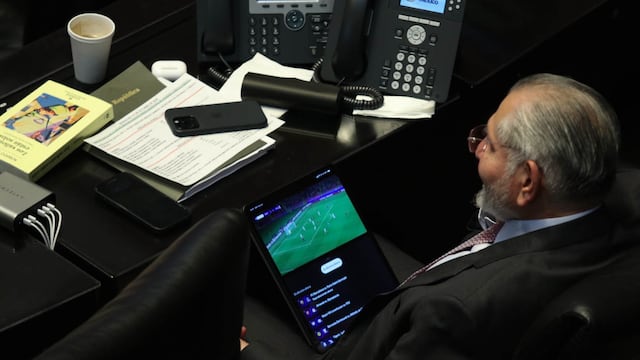 El senador Adán Augusto observó el partido de la Champions League entre Barcelona y PSG