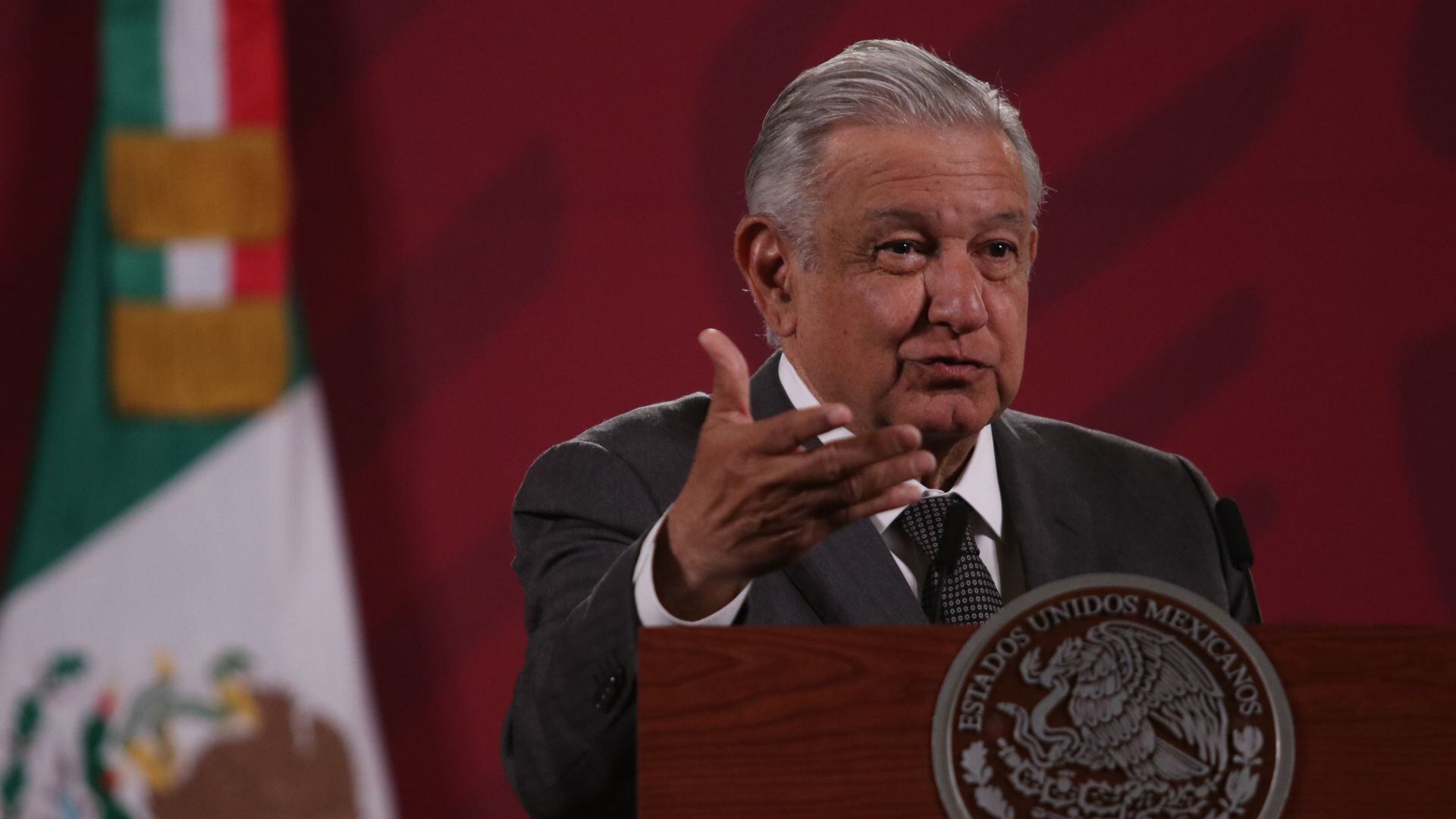 AMLO acusa bloqueo de farmacéuticas