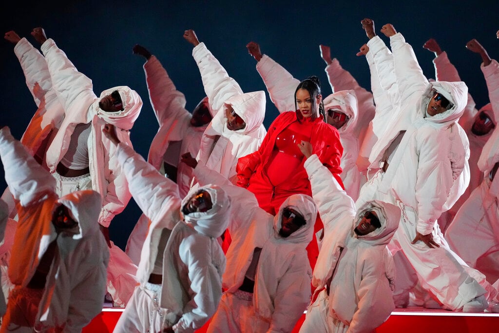 ¿Hay un detrás en el show de Rihanna en el Super Bowl LVII? Esta es la teoría.