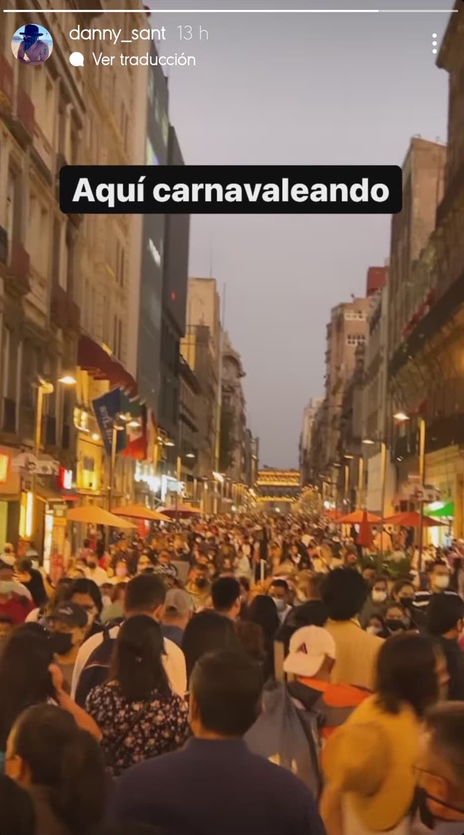 Sugar de Daniela Rodrice pasea por calle Madero.