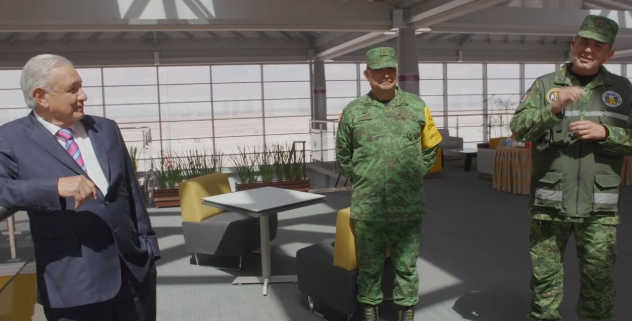 Andrés Manuel López Obrador con ingenieros del ejercito