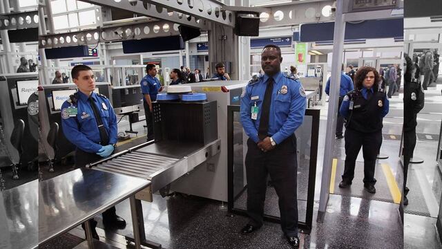 Ponen en evidencia seguridad en aeropuertos de EU: Agentes encubiertos logran pasar bombas
