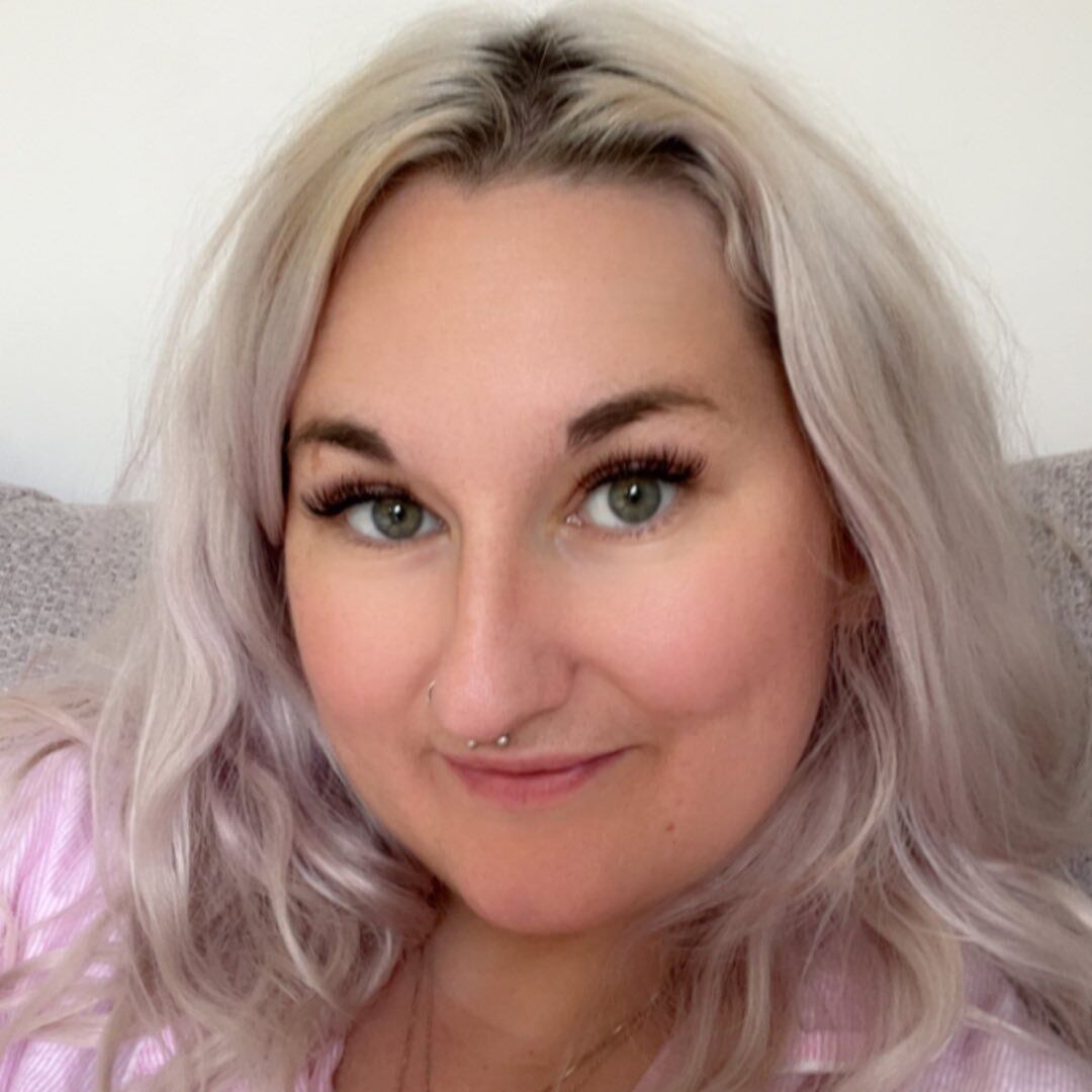 Laura Moorcroft, mujer que encontró "garra de dinosaurio" en su jardín