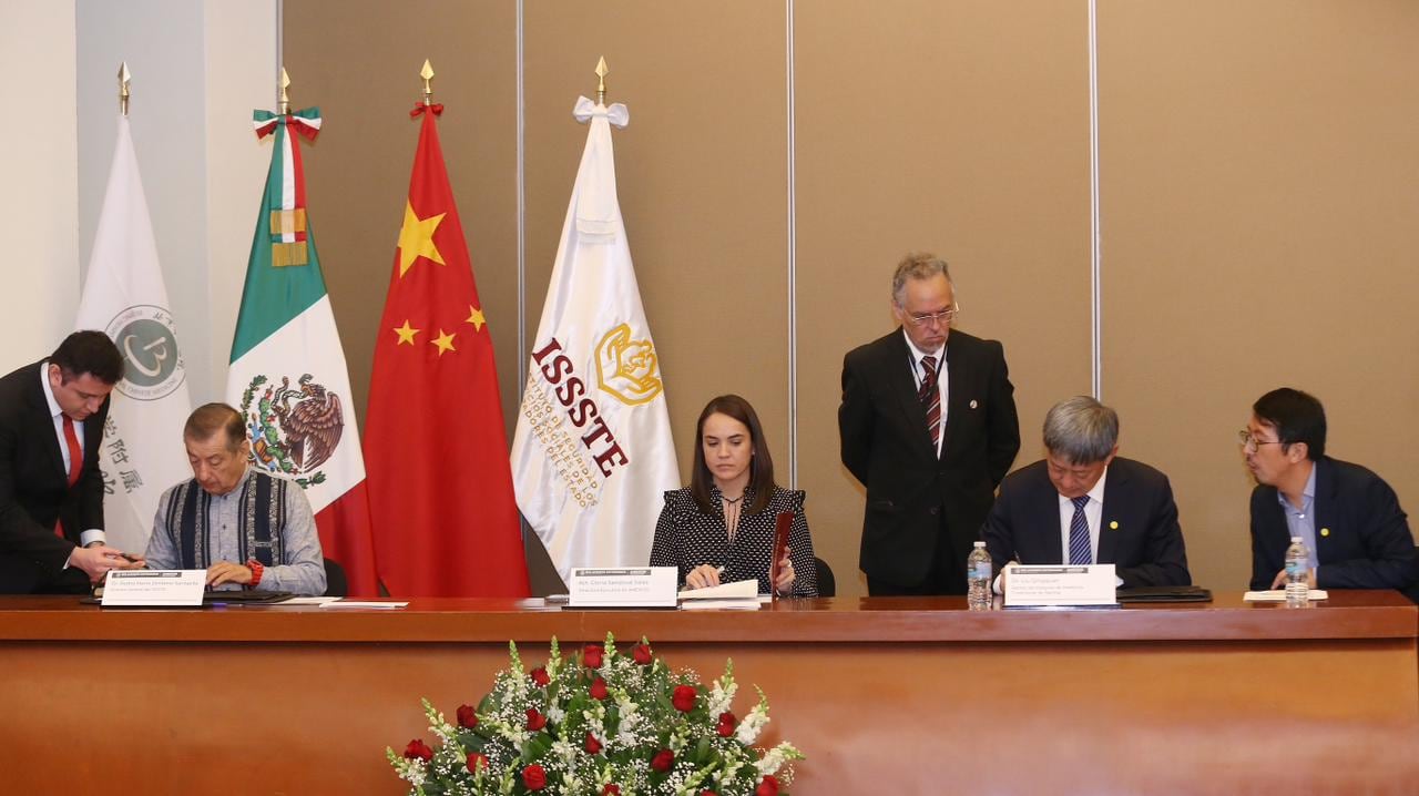 ISSSTE firma convenio con Hospital de Medicina Tradicional de China