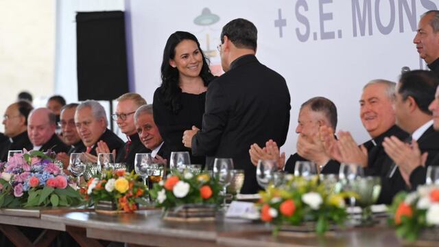 Alejandra Del Moral Vela, secretaría de Desarrollo Social del Estado de México y  Raúl Gómez González, Arzobispo de Toluca.